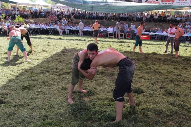 3. Gerze Abdaloğlu Köyü Karakucak Güreşlerine yoğun ilgi 99
