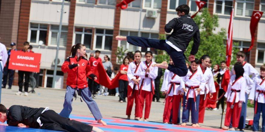 Samsun’dan Yükselen Meşale Bafra’da Yeniden Yandı
