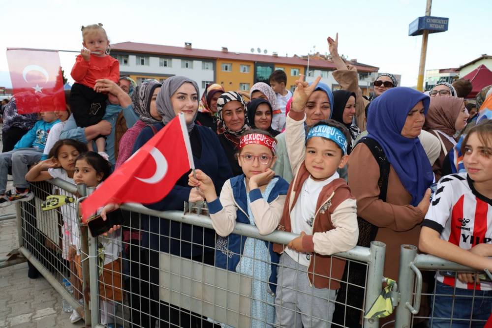 Vezirköprü’de Ali Kınık Konseriyle Unutulmaz Gençlik Gecesi 1