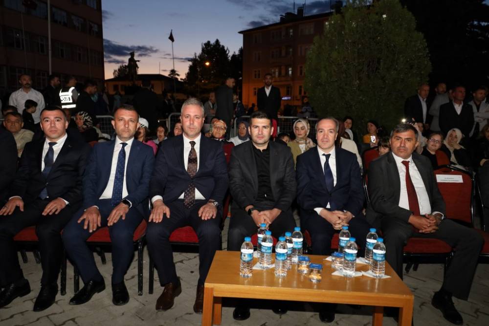 Vezirköprü’de Ali Kınık Konseriyle Unutulmaz Gençlik Gecesi 19