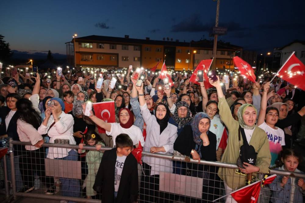 Vezirköprü’de Ali Kınık Konseriyle Unutulmaz Gençlik Gecesi 21