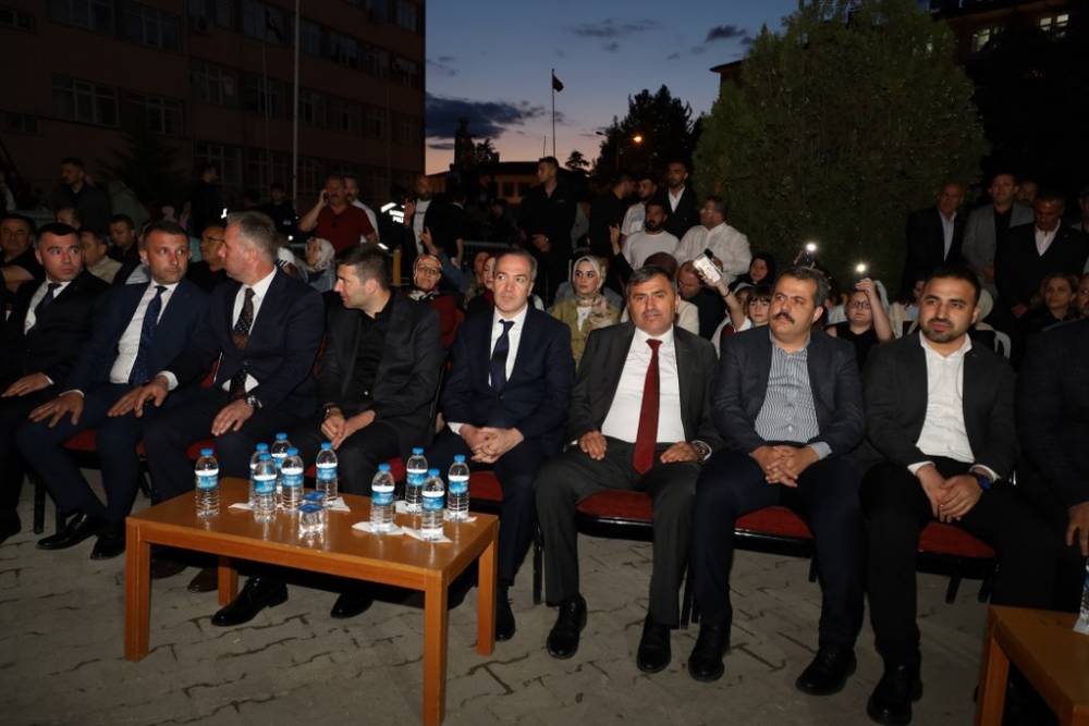 Vezirköprü’de Ali Kınık Konseriyle Unutulmaz Gençlik Gecesi 23