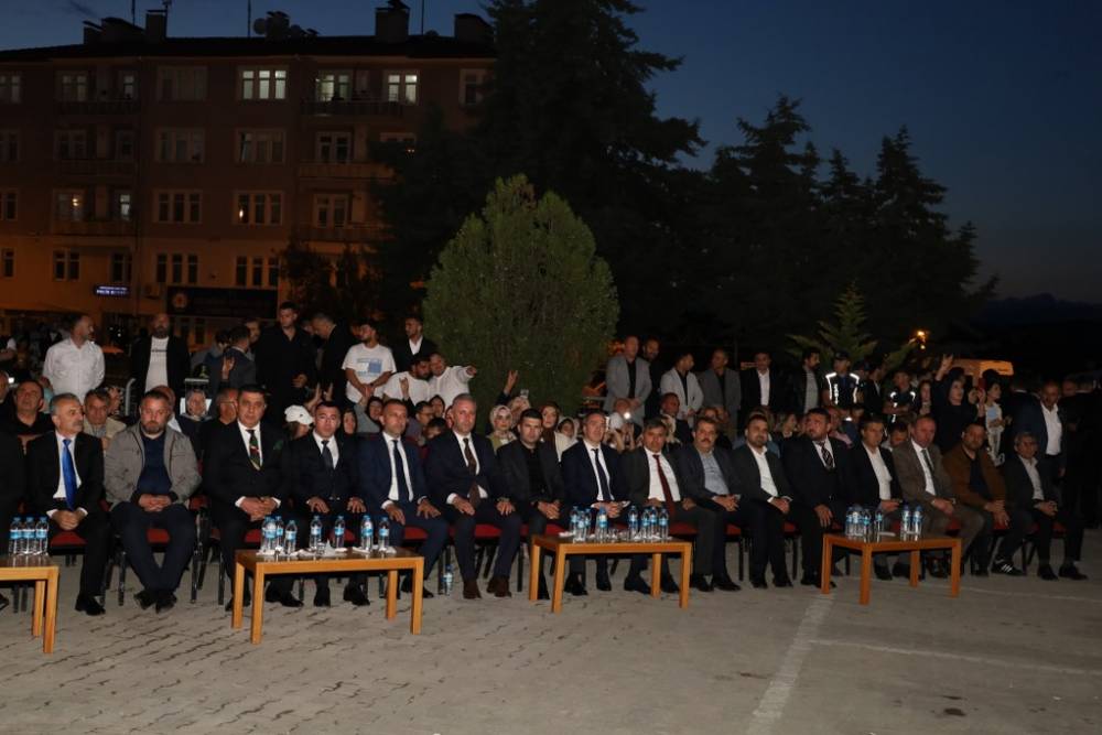Vezirköprü’de Ali Kınık Konseriyle Unutulmaz Gençlik Gecesi 25