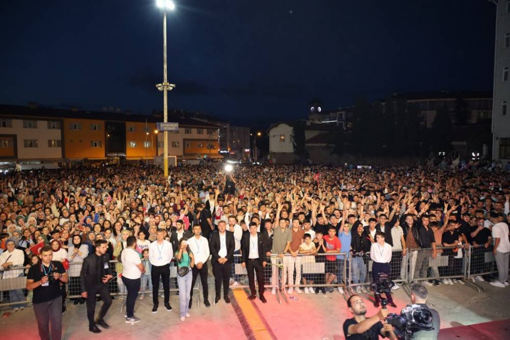 Vezirköprü’de Ali Kınık Konseriyle Unutulmaz Gençlik Gecesi 26