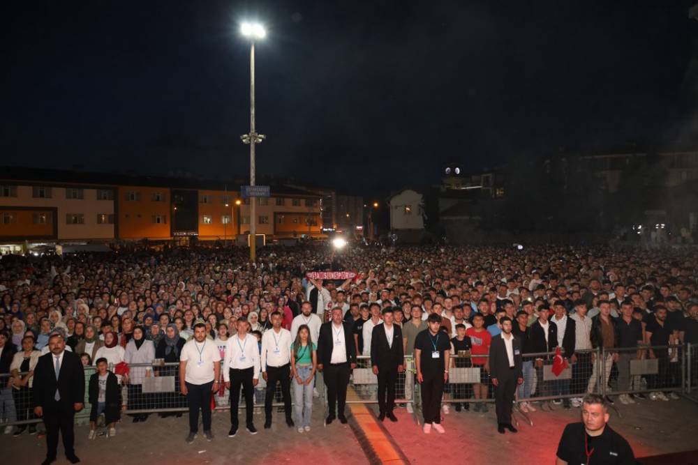 Vezirköprü’de Ali Kınık Konseriyle Unutulmaz Gençlik Gecesi 32