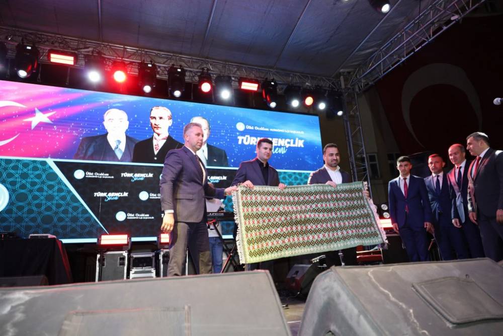 Vezirköprü’de Ali Kınık Konseriyle Unutulmaz Gençlik Gecesi 50
