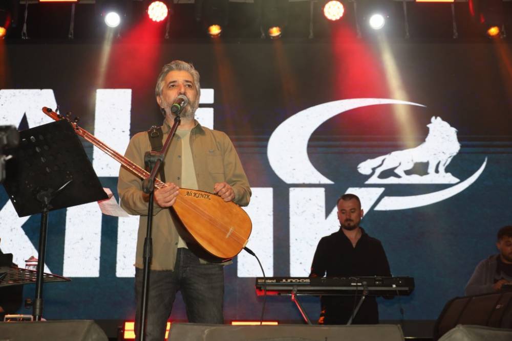 Vezirköprü’de Ali Kınık Konseriyle Unutulmaz Gençlik Gecesi 55