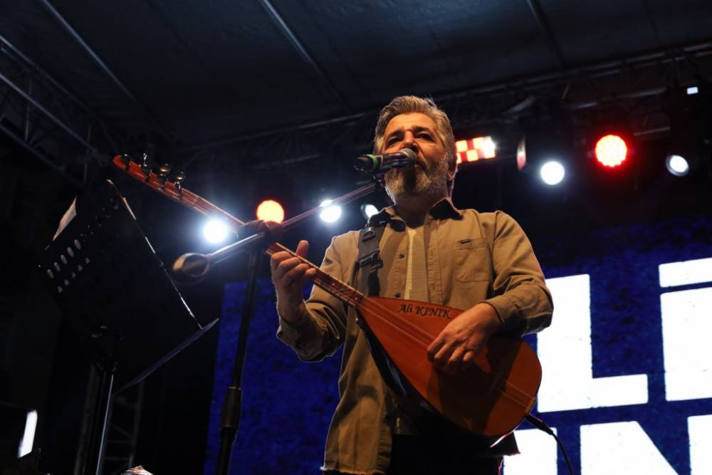 Vezirköprü’de Ali Kınık Konseriyle Unutulmaz Gençlik Gecesi 59