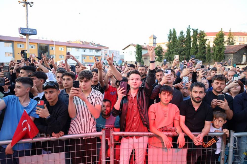 Vezirköprü’de Ali Kınık Konseriyle Unutulmaz Gençlik Gecesi 6