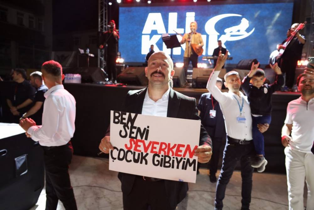 Vezirköprü’de Ali Kınık Konseriyle Unutulmaz Gençlik Gecesi 60