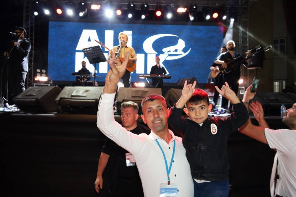 Vezirköprü’de Ali Kınık Konseriyle Unutulmaz Gençlik Gecesi 61