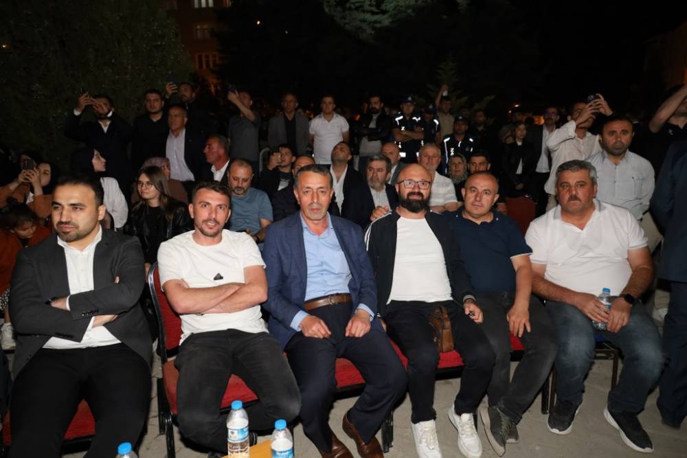 Vezirköprü’de Ali Kınık Konseriyle Unutulmaz Gençlik Gecesi 65
