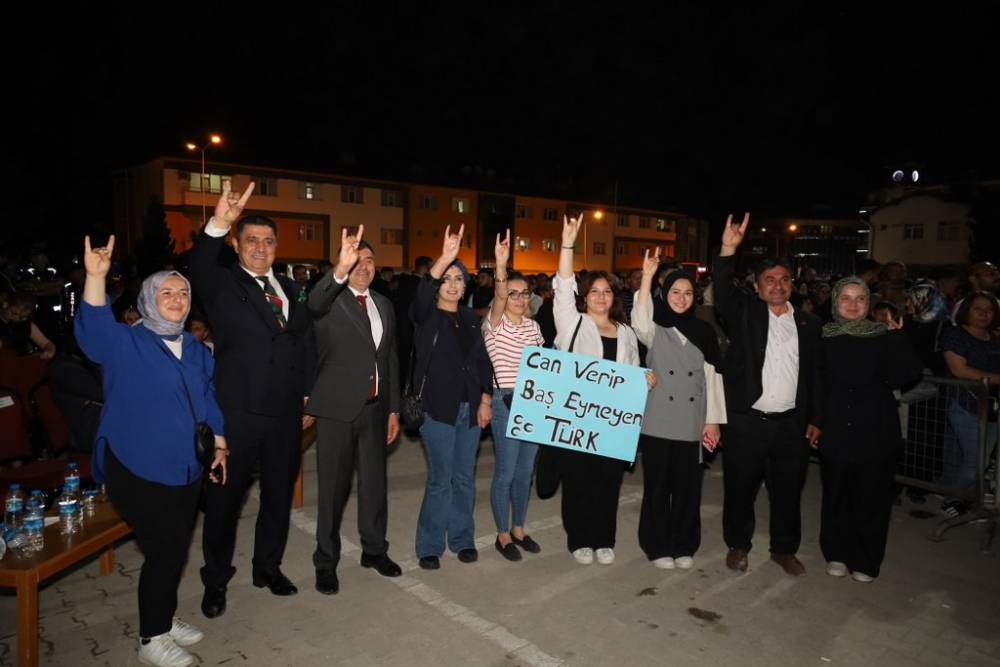 Vezirköprü’de Ali Kınık Konseriyle Unutulmaz Gençlik Gecesi 69
