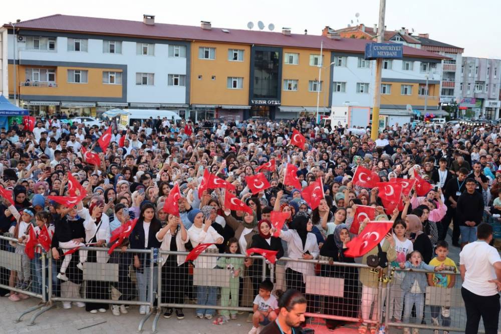 Vezirköprü’de Ali Kınık Konseriyle Unutulmaz Gençlik Gecesi 7