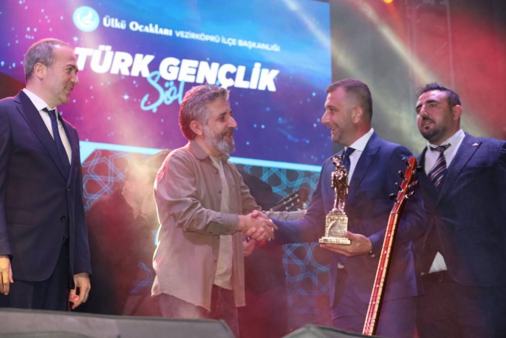 Vezirköprü’de Ali Kınık Konseriyle Unutulmaz Gençlik Gecesi 71