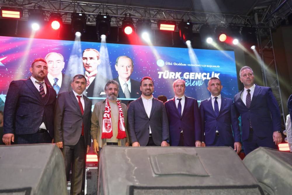Vezirköprü’de Ali Kınık Konseriyle Unutulmaz Gençlik Gecesi 78