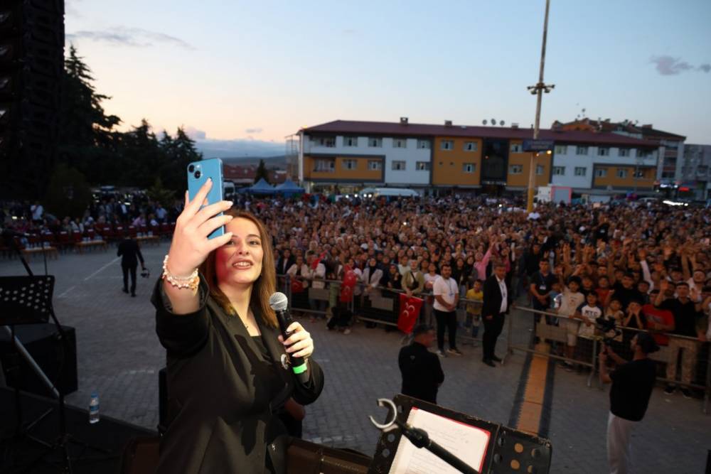 Vezirköprü’de Ali Kınık Konseriyle Unutulmaz Gençlik Gecesi 8