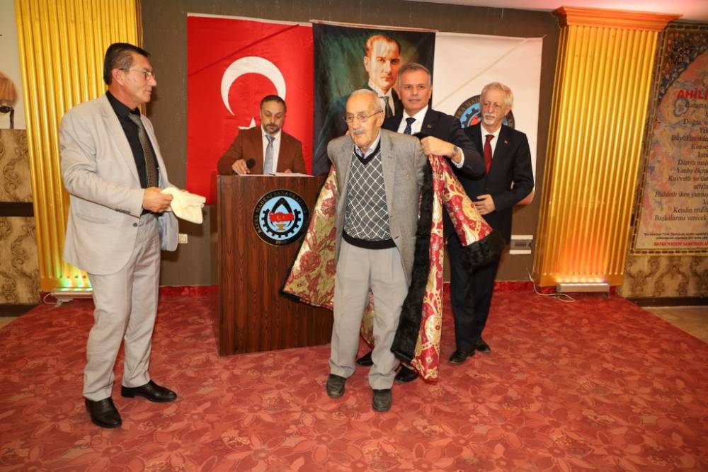 75 Yıllık Demirci Ustası Yılmaz Odabaş, Bafra’da Yılın Ahisi Seçildi 15