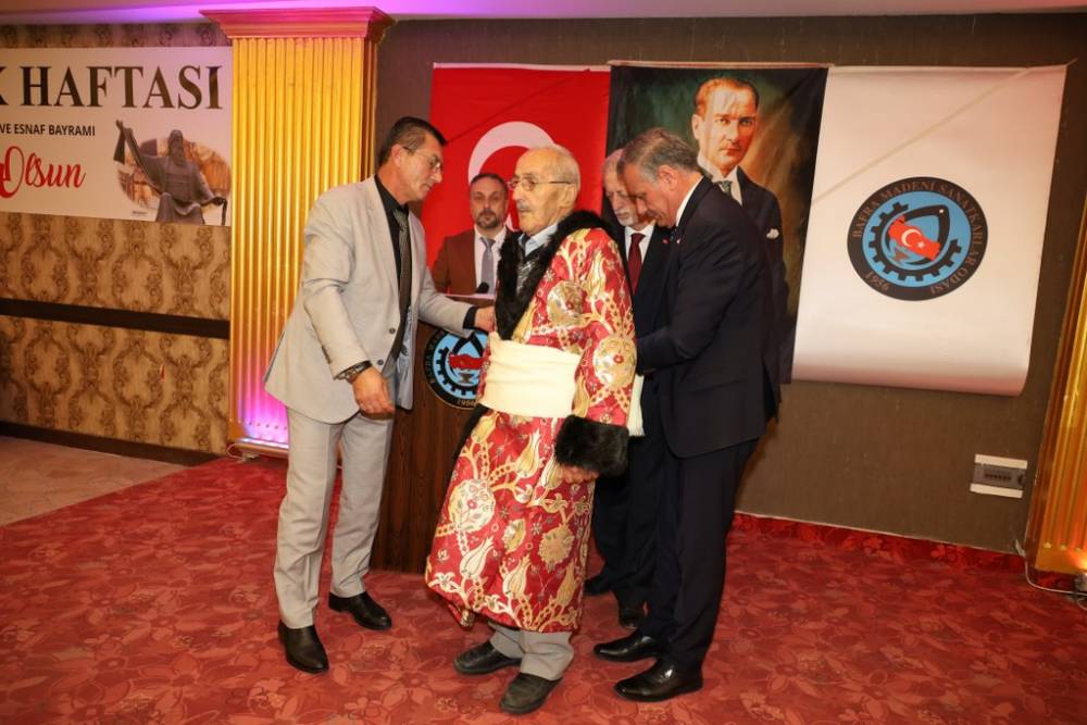 75 Yıllık Demirci Ustası Yılmaz Odabaş, Bafra’da Yılın Ahisi Seçildi 16
