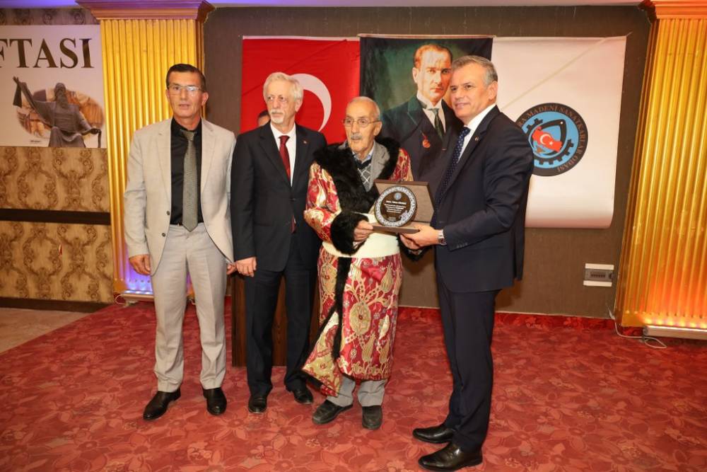 75 Yıllık Demirci Ustası Yılmaz Odabaş, Bafra’da Yılın Ahisi Seçildi 17