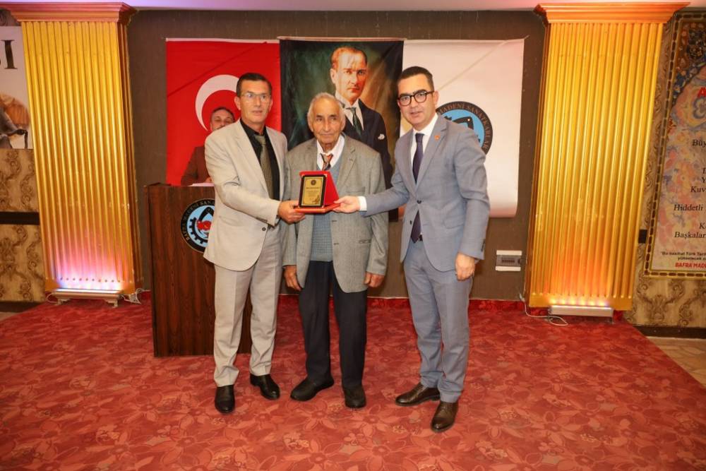 75 Yıllık Demirci Ustası Yılmaz Odabaş, Bafra’da Yılın Ahisi Seçildi 20