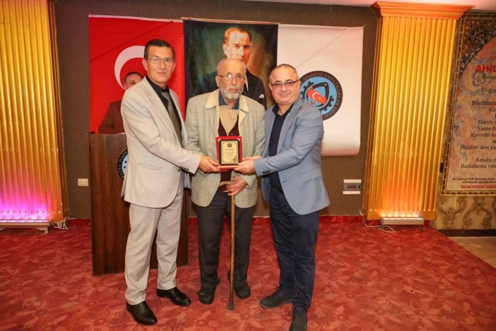 75 Yıllık Demirci Ustası Yılmaz Odabaş, Bafra’da Yılın Ahisi Seçildi 26