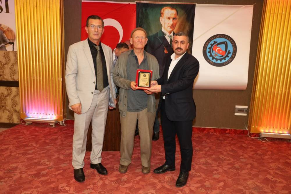 75 Yıllık Demirci Ustası Yılmaz Odabaş, Bafra’da Yılın Ahisi Seçildi 28