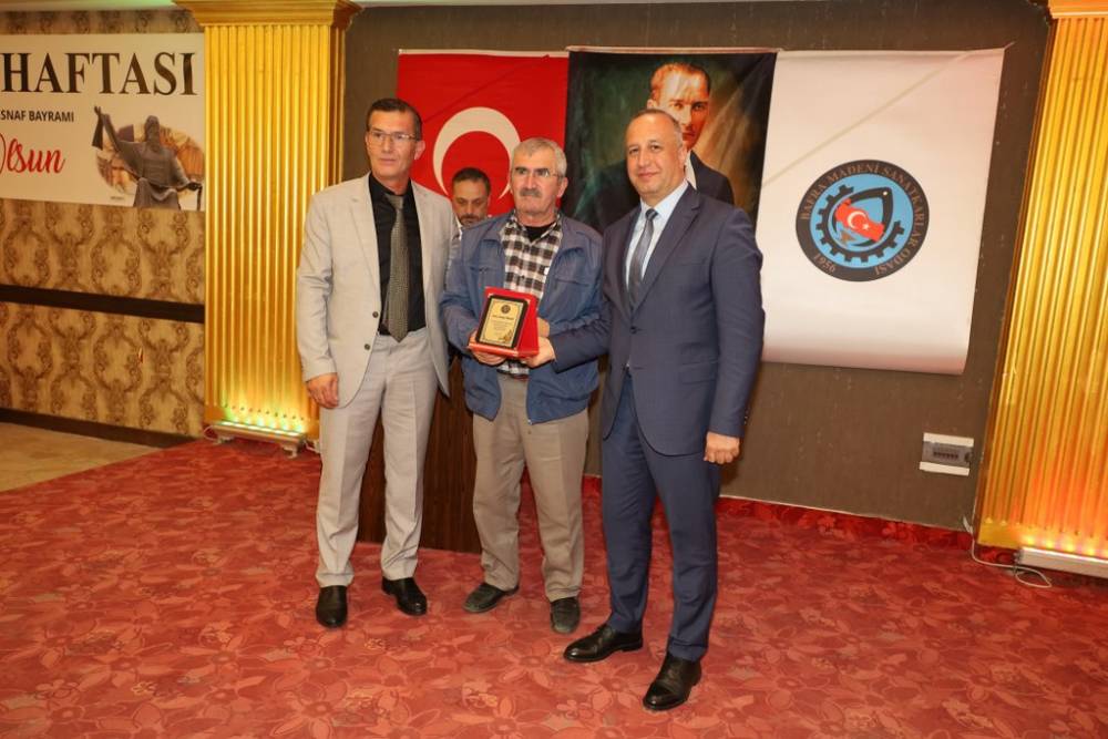 75 Yıllık Demirci Ustası Yılmaz Odabaş, Bafra’da Yılın Ahisi Seçildi 38