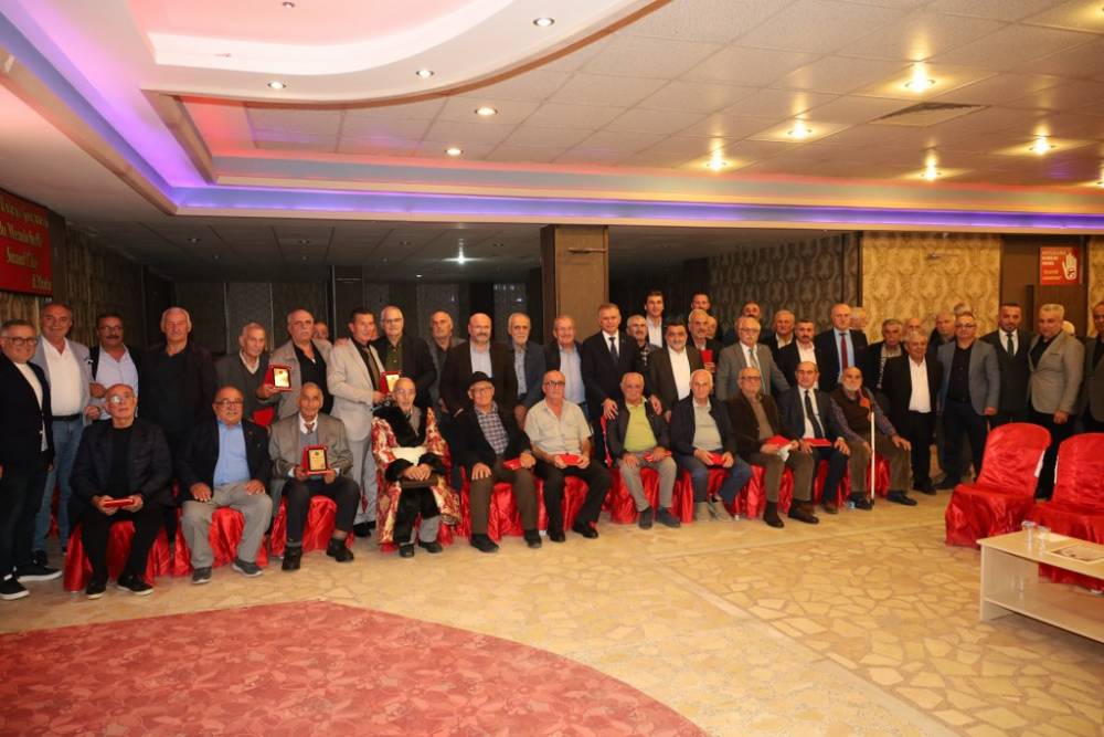 75 Yıllık Demirci Ustası Yılmaz Odabaş, Bafra’da Yılın Ahisi Seçildi 48