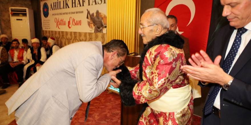 75 Yıllık Demirci Ustası Yılmaz Odabaş, Bafra’da Yılın Ahisi Seçildi