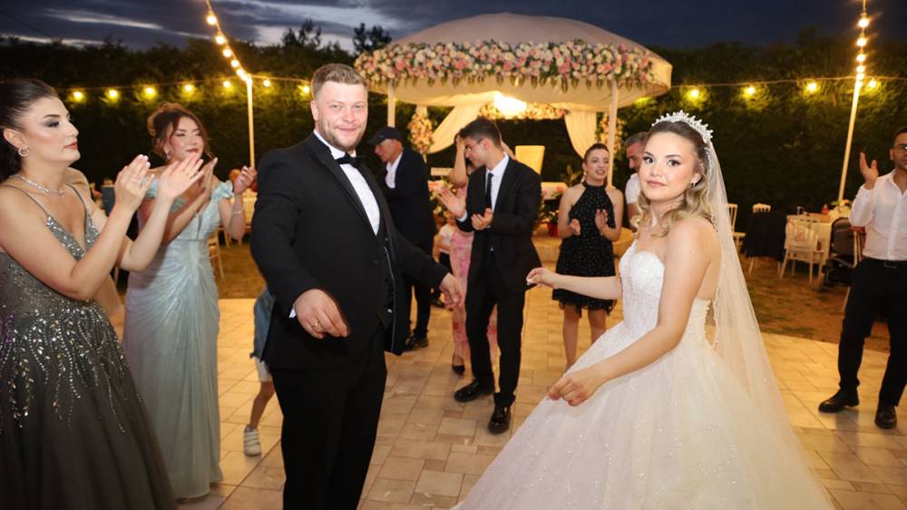 Gizem ve Berkay Aşklarını Bir Ömürlük İmzayla Taçlandırdı 13