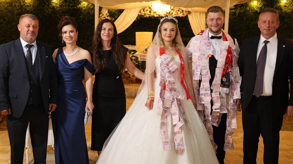 Gizem ve Berkay Aşklarını Bir Ömürlük İmzayla Taçlandırdı 8