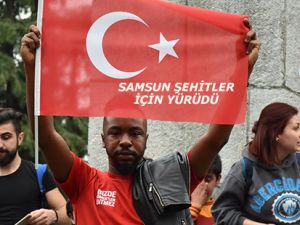 SAMSUN ÇANAKKALE ŞEHİTLERİ İÇİN YÜRÜDÜ