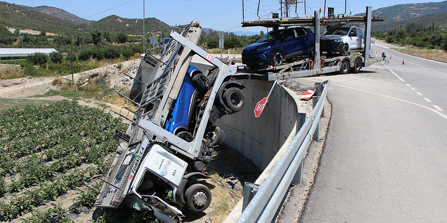 Amasya'da çarpışan tır ile kamyonet tarlaya uçtu: 2 yaralı