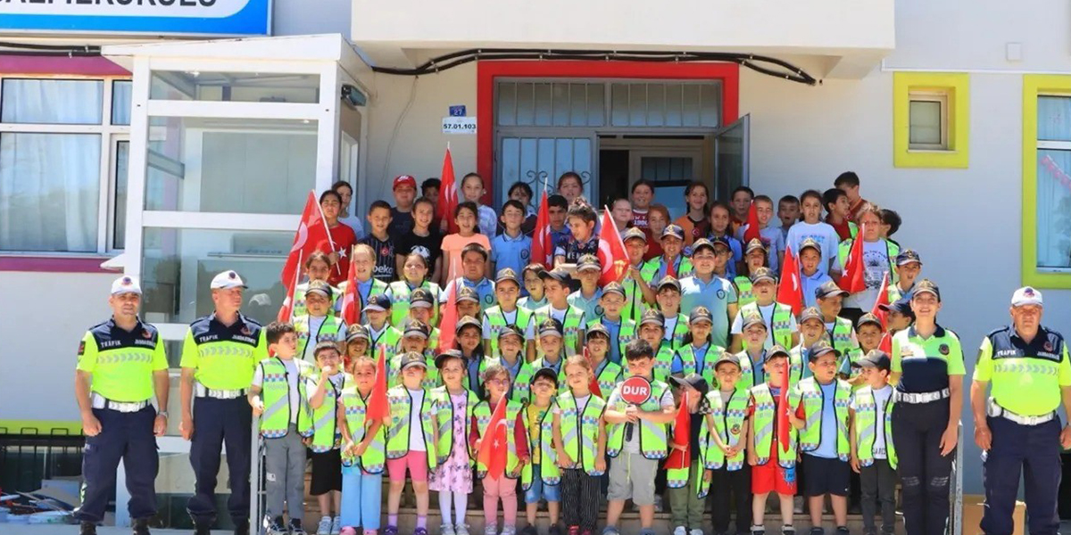 Jandarma Çocuklara Trafiği Uygulamalı Anlattı