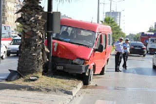 SAMSUNDA TRAFİK KAZASI: 2 YARALI