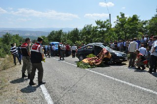 CENAZEDEN DÖNEN OTOMOBİL TAKLA ATTI: 1 ÖLÜ, 3 YARALI