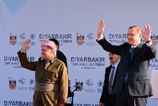 Başbakan Erdoğan ve Barzani halkı selamladı