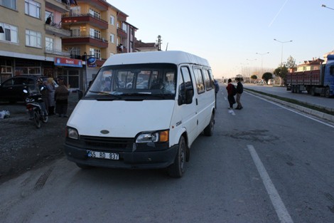 MİNİBÜSÜN ÇARPTIĞI ÖĞRENCİ YARALANDI