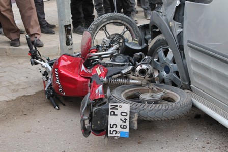 MOTOSİKLET İLE KAMYONET ÇARPIŞTI: 1 YARALI