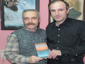 SÜLEYMAN ALTUNBAŞ SON KİTABI ASİ MAVİ’Yİ RADYO BARIŞ İÇİN İMZALADI