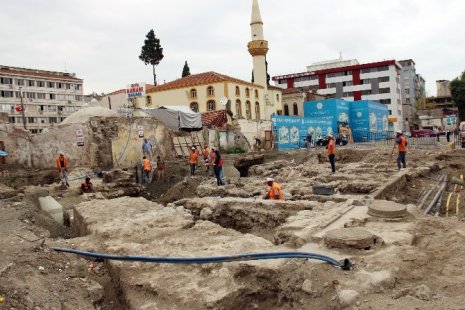 Saathane Meydanı’nda Tarih Fışkırıyor
