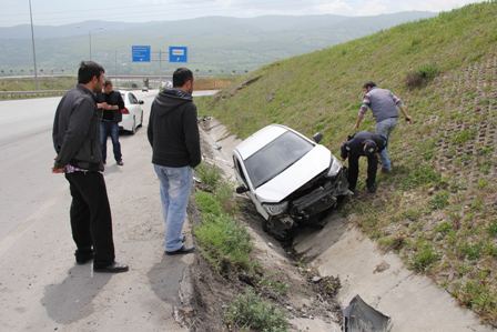 ARAÇ SU KANALINA UÇTU