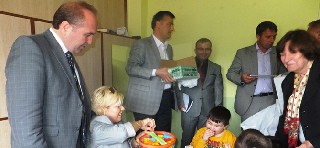 OTİZME KAYMAKAM ELİ