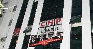 O pankart İzmir il binasına asıldı