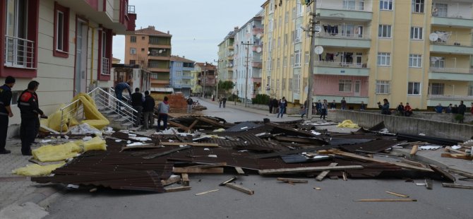 BAFRA DA RÜZGAR ÇATÍYI UÇURDU