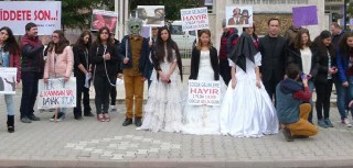 LİSE ÖĞRENCİLERİ, KADINA YÖNELİK ŞİDDETİ PROTESTO ETTİLER