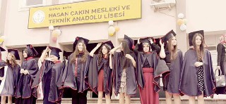 HASAN ÇAKIN MESLEKİ VE TEKNİK ANADOLU LİSESİNDE MEZUNİYET SEVİNCİ