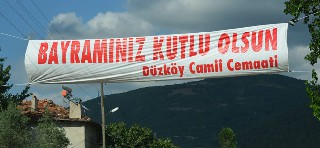 Cami cemaatinden pankartlı bayram tebriği