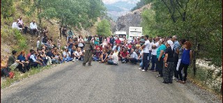 PKK’lılar yol kesip propaganda yaptı